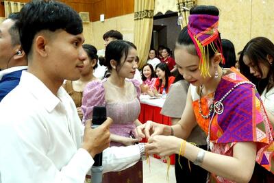 Sinh viên Lào và nghi thức cột chỉ cầu may
