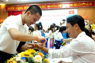 Sinh viên Lào cột chỉ cầu may cho đại biểu