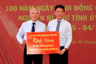 Cục Khí tượng Thủy văn trao tặng cho gia đình bức tượng đồng chí Trần Văn An