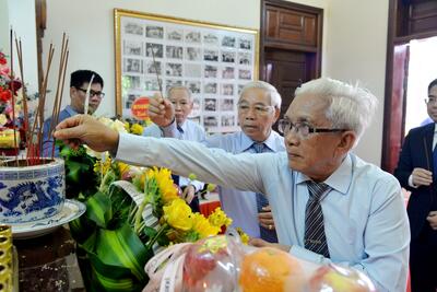 Các đồng chí nguyên lãnh đạo tỉnh qua các thời kỳ viếng hương đồng chí Trần Văn An