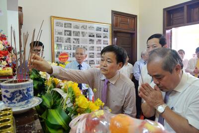 Các đồng chí lãnh đạo tỉnh viếng hương tưởng nhớ đồng chí Trần Văn An