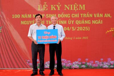 Gia đình đồng chí Trần Văn An trao tặng 10 triệu đồng cho Quỹ Vì người nghèo xã Hành Đức