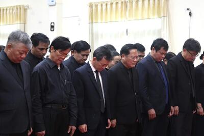 Đoàn lãnh đạo tỉnh Kon Tum dành một phút mặc niệm tưởng nhớ nguyên Chủ tịch nước Trần Đức Lương
