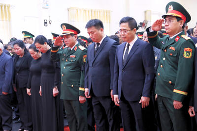 Các đồng chí lãnh đạo tỉnh, lãnh đạo Quân khu 5,... mặc niệm tưởng nhớ nguyên Chủ tịch nước Trần Đức Lương