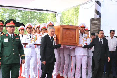 Chủ tịch Quốc hội Trần Thanh Mẫn và Phó Thủ tướng Thường trực Chính phủ Nguyễn Hòa Bình đưa linh cữu nguyên Chủ tịch nước Trần Đức Lương vào nơi an nghỉ