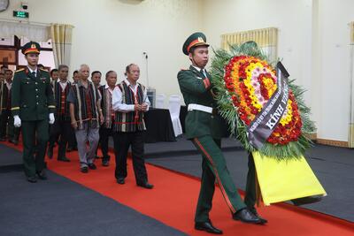 Đoàn Người có uy tín trong vùng đồng bào dân tộc thiểu số tỉnh  viếng nguyên Chủ tịch nước Trần Đức Lương
