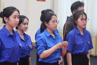 Đoàn viên, thanh niên tỉnh Quảng Ngãi đến dâng hương viếng nguyên Chủ tịch nước Trần Đức Lương