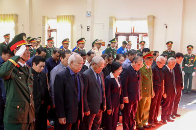 Đoàn đại biểu Tỉnh ủy, HĐND, UBND, Ủy ban MTTQ Việt Nam tỉnh Quảng Ngãi do đồng chí Trần Hoàng Tuấn, Ủy viên BTV Tỉnh ủy, Phó Chủ tịch Thường trực UBND tỉnh làm Trưởng đoàn đoàn viếng nguyên Chủ tịch nước Trần Đức Lương tại Hội trường T50, Bộ Chỉ huy Quân sự tỉnh Quảng Ngãi