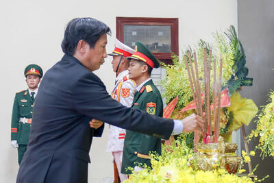Đại biểu dâng hương viếng nguyên Chủ tịch nước Trần Đức Lương  tại Hội trường T50, Bộ Chỉ huy Quân sự tỉnh Quảng Ngãi