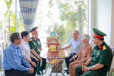 Phó Chủ tịch Thường trực UBND tỉnh Trần Hoàng Tuấn ân cần thăm hỏi, tặng quà cho bà Phạm Thị Hồng Lý - Cựu chiến binh từng tham gia trận đánh làm nên Chiến thắng Ba Gia