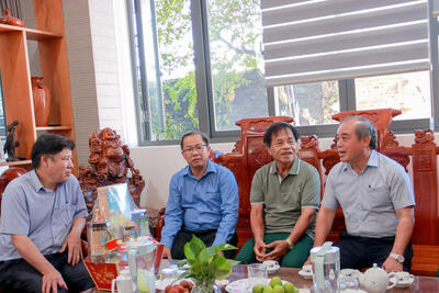 Phó Chủ tịch Thường trực UBND tỉnh Trần Hoàng Tuấn thăm và tặng quà ông Lê Văn Thọ - Cựu chiến binh từng tham gia trận đánh làm nên Chiến thắng Ba Gia