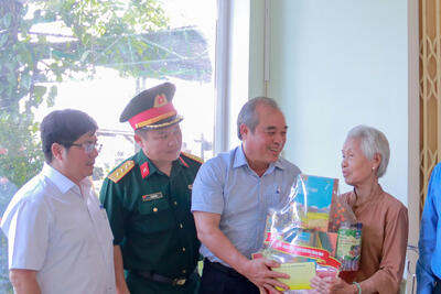 Phó Chủ tịch Thường trực UBND tỉnh Trần Hoàng Tuấn ân cần thăm hỏi, tặng quà cho bà Phạm Thị Hồng Lý - Cựu chiến binh từng tham gia trận đánh làm nên Chiến thắng Ba Gia