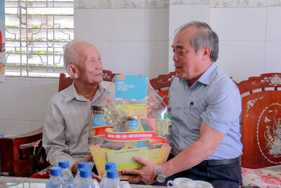 Phó Chủ tịch Thường trực UBND tỉnh Trần Hoàng Tuấn thăm và tặng quà ông Nguyễn Xuân Lợi - Cựu chiến binh từng tham gia trận đánh làm nên Chiến thắng Ba Gia