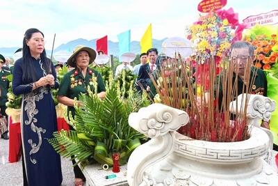 Bí thư Tỉnh ủy, Chủ tịch HĐND tỉnh Bùi Thị Quỳnh Vân cùng đồng chí Cựu chiến binh dâng hương tại Tượng đài Ba Gia