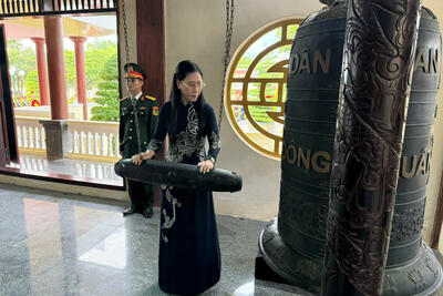 Bí thư Tỉnh ủy, Chủ tịch HĐND tỉnh Bùi Thị Quỳnh Vân thỉnh 9 tiếng chuông tại Lễ kỷ niệm 60 năm Ngày chiến thắng Ba Gia