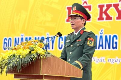 Đại tá Lương Đình Chung, Chính ủy Quân khu 5 phát biểu tại buổi Lễ