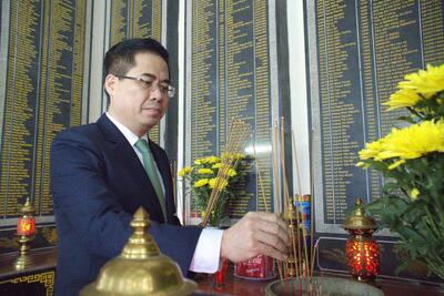 Phó Bí thư Tỉnh ủy, Chủ tịch UBND tỉnh Nguyễn Hoàng Giang dâng hương tưởng nhớ các Anh hùng liệt sĩ đã chiến đấu hy sinh, làm nên Chiến thắng Ba Gia