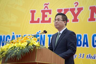 Phó Bí thư Tỉnh ủy, Chủ tịch UBND tỉnh Nguyễn Hoàng Giang đọc diễn văn tại lễ kỷ niệm
