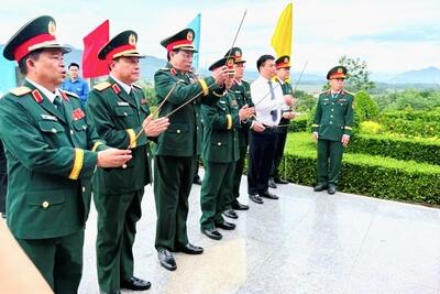Thượng tướng Trần Quang Phương Phó Chủ tịch Quốc hội cùng các đại biểu dâng hương tại Tượng đài chiến thắng Ba Gia