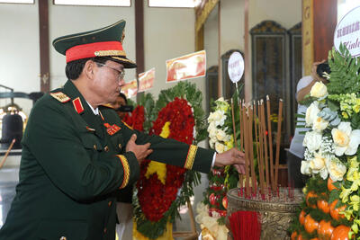 Thượng tướng Trần Quang Phương Phó Chủ tịch Quốc hội dâng hương tại nhà tưởng niệm chiến thắng Ba Gia