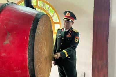 Thượng tướng Trần Quang Phương Phó Chủ tịch Quốc hội đánh 3 hồi trống tại Lễ kỷ niệm 60 năm Ngày chiến thắng Ba Gia