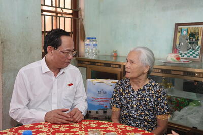Thượng tướng Trần Quang Phương Phó Chủ tịch Quốc hội thăm hỏi, động viên bà Trần Thị Quê