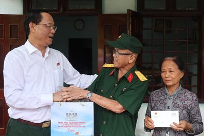 Thượng tướng Trần Quang Phương Phó Chủ tịch Quốc hội thăm hỏi, động viên và tặng quà cho thương binh Bùi Thanh Long