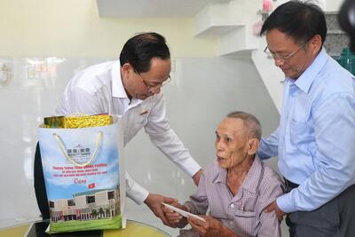 Thượng tướng Trần Quang Phương Phó Chủ tịch Quốc hội thăm hỏi, động viên và tặng quà cho thương binh  Huỳnh Soạn