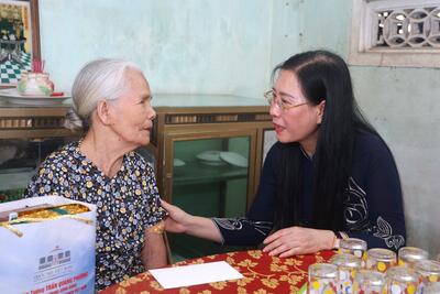 Ủy viên BCH Trung ương Đảng, Bí thư Tỉnh ủy, Chủ tịch HĐND tỉnh Bùi Thị Quỳnh Vân thăm hỏi, động viên bà Trần Thị Quê