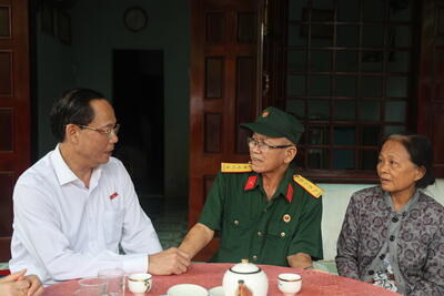 Thượng tướng Trần Quang Phương Phó Chủ tịch Quốc hội thăm hỏi, động viên thương binh Bùi Thanh Long