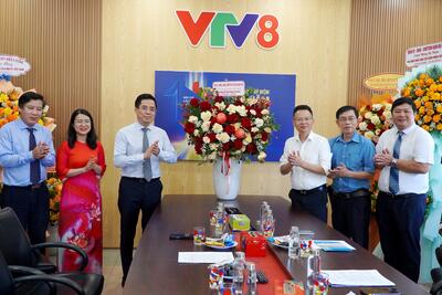 Chủ tịch UBND tỉnh Nguyễn Hoàng Giang tặng hoa chúc mừng VTV8 nhân kỷ niệm 100 năm Ngày Báo chí cách mạng Việt Nam