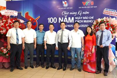 Đoàn công tác của tỉnh chụp hình lưu niệm cùng lãnh đạo VTV8