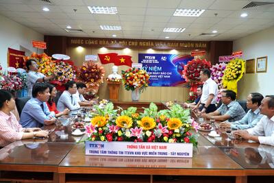 Đại diện lãnh đạo Thông tấn xã Việt Nam tại Đà Nẵng cảm ơn sự quan tâm của lãnh đạo tỉnh đối với đơn vị