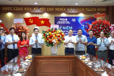 Lãnh đạo tỉnh tặng hoa chúc mừng cơ quan Thông tấn xã Việt Nam tại Đà Nẵng