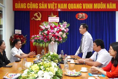 Chủ tịch UBND tỉnh Nguyễn Hoàng Giang thăm, chúc mừng Cơ quan Thường trực Báo Nhân Dân tại Đà Nẵng