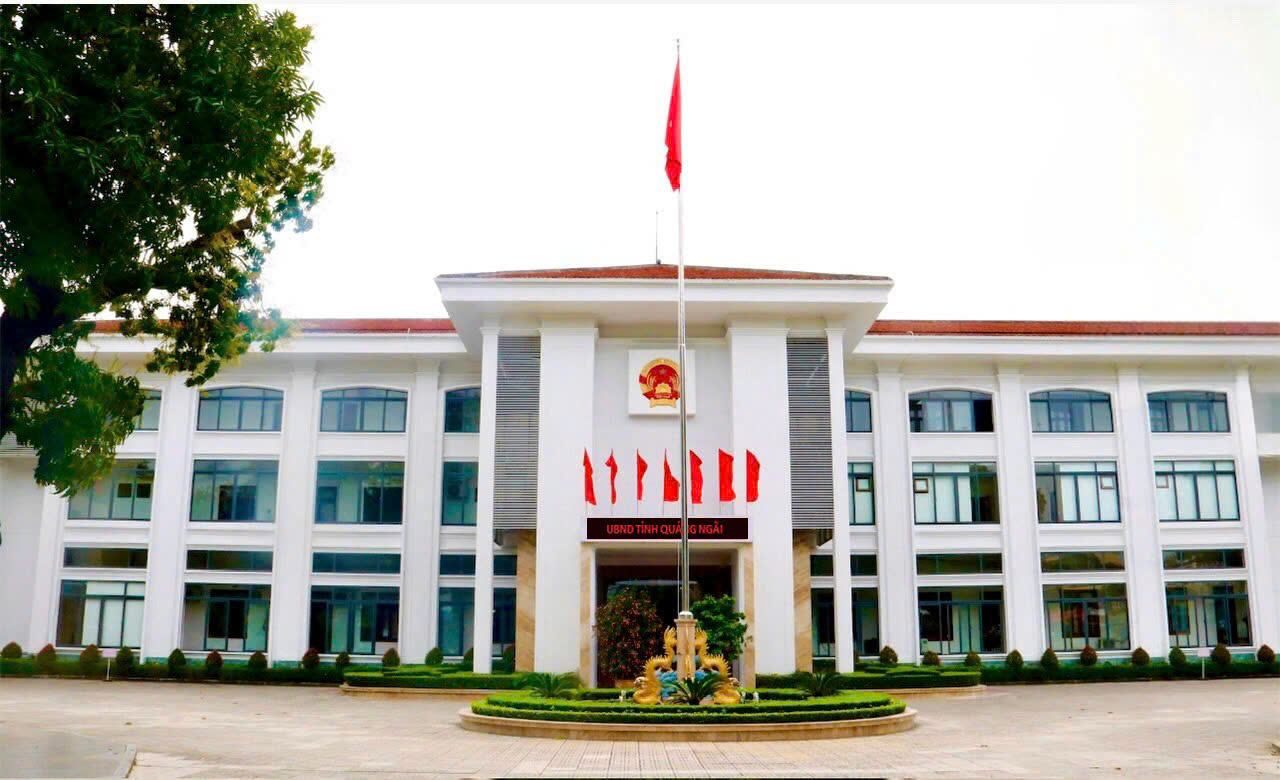 Bí thư Huyện ủy, Chủ tịch HĐND huyện Ba Tơ Đinh Ngọc Vỹ tham gia ý kiến, thảo luận tại Hội nghị