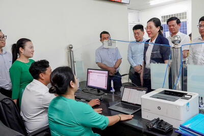 Bí thư Tỉnh ủy, Chủ tịch HĐND tỉnh Bùi Thị Quỳnh Vân kiểm tra công tác chuẩn bị vận hành mô hình chính quyền địa phương hai cấp tại huyện Bình Sơn