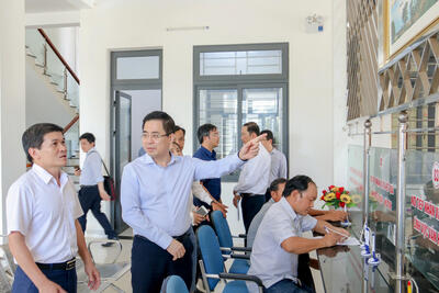 Chủ tịch UBND tỉnh Nguyễn Hoàng Giang kiểm tra tại Trung tâm Phục vụ hành chính công xã Vệ Giang