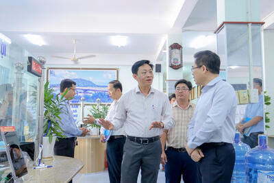 Chủ tịch UBND tỉnh Nguyễn Hoàng Giang kiểm tra tại Trung tâm Phục vụ hành chính công phường Đức Phổ