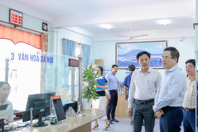 Chủ tịch UBND tỉnh Nguyễn Hoàng Giang kiểm tra tại Trung tâm Phục vụ hành chính công phường Đức Phổ