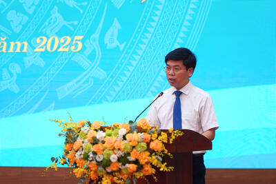 Chánh Văn phòng Đoàn ĐBQH và HĐND tỉnh Trương Minh Sang trình bày các Tờ trình tại Kỳ họp