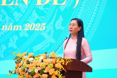 Ủy viên Ban Chấp hành Trung ương Đảng, Bí thư Tỉnh ủy, Chủ tịch HĐND tỉnh Bùi Thị Quỳnh Vân phát biểu kết luận tại Kỳ họp
