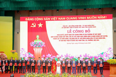 Bí thư Tỉnh ủy Bùi Thị Quỳnh Vân trao quyết định bổ nhiệm cán bộ chủ chốt các xã, phường và đặc khu
