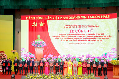 Phó Bí thư Thường trực Tỉnh ủy U Huấn trao quyết định bổ nhiệm cán bộ chủ chốt các xã, phường và đặc khu