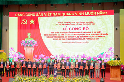 Phó Bí thư Tỉnh ủy, Chủ tịch UBND tỉnh Nguyễn Hoàng Giang trao quyết định bổ nhiệm cán bộ chủ chốt các xã, phường và đặc khu