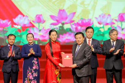 Ủy viên Bộ Chính trị, Giám đốc Học viện Chính trị quốc gia Hồ Chí Minh, Chủ tịch Hội đồng Lý luận Trung ương Nguyễn Xuân Thắng trao quyết định thành lập Đảng bộ tỉnh Quảng Ngãi mới