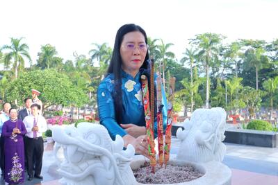 Ủy viên BCH Trung ương Đảng, Bí thư Tỉnh ủy Bùi Thị Quỳnh Vân dâng hương tưởng niệm các Anh hùng liệt sĩ