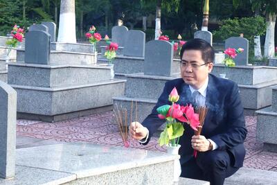 Phó Bí thư Tỉnh ủy, Chủ tịch UBND tỉnh Nguyễn Hoàng Giang thắp hương lên từng phần mộ liệt sĩ