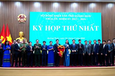 Các đồng chí Ủy viên UBND tỉnh ra mắt tại Kỳ họp