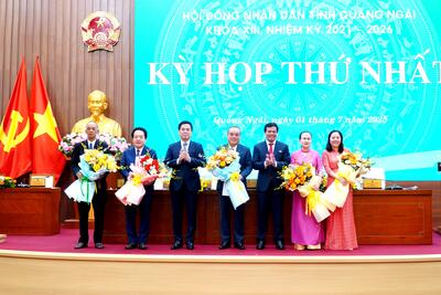 Lãnh đạo tỉnh tặng hoa chúc mừng các đồng chí đại biểu HĐND tỉnh nghỉ hưu, hoàn thành nhiệm vụ đại biểu Nhân dân